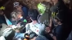 Tangkapan layar video viral yang memperlihatkan puluhan warga berdesakan melakukan aktivitas penambangan emas tanpa izin di Bukit Dundang, Lombok Tengah, Minggu (7/12/2025).