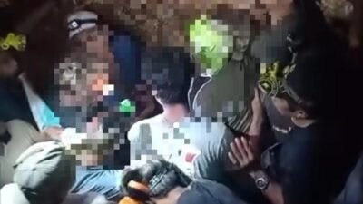 Tangkapan layar video viral yang memperlihatkan puluhan warga berdesakan melakukan aktivitas penambangan emas tanpa izin di Bukit Dundang, Lombok Tengah, Minggu (7/12/2025).