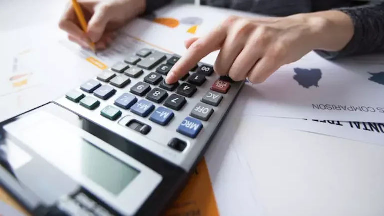 "Baru terima gaji pertama tapi langsung ludes? Hati-hati, jangan sampai terjebak! Hindari 5 kesalahan finansial ini agar masa depanmu cerah dan cepat mapan."