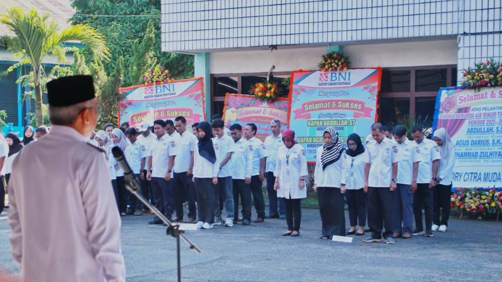 Ketua Dewas PDAM Amirullah memimpin apel pagi dan memberikan arahan tegas kepada jajaran direksi baru PDAM Tirta Khatulistiwa. (Dok. HO/Faktakalbar.id)