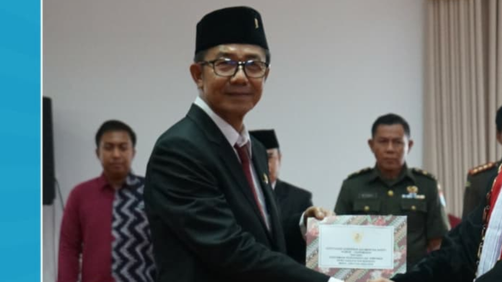 Ketua DPRD Sekadau Hermanto menyerahkan piagam penghargaan dalam rangkaian kegiatan pemerintah daerah Kabupaten Sekadau. (Dok. Ist)