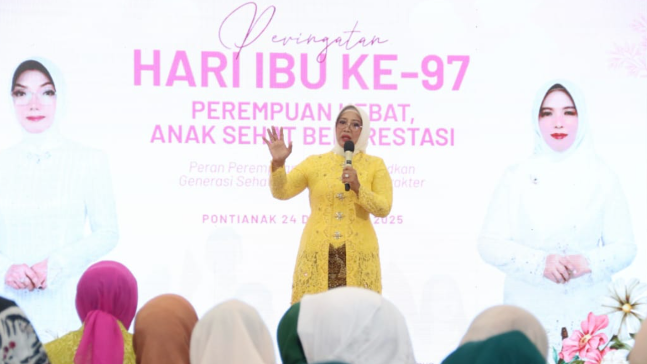 Ketua TP PKK Provinsi Kalimantan Barat, Erlina Ria Norsan, saat memberikan sambutan dan motivasi pada Peringatan Hari Ibu ke-97 di Aula Rumah Dinas Wali Kota Pontianak, Rabu (24/12/2025). (Dok. HO/Faktakalbar.id)