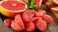 "Jeruk bali kaya manfaat. Simak khasiat jeruk bali untuk kesehatan jantung, imunitas, hingga mencegah penuaan dini secara alami di sini."