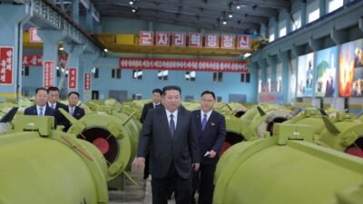 Pemimpin Korea Utara, Kim Jong Un, saat meninjau fasilitas produksi senjata strategis di Pyongyang. Kim baru saja memimpin uji coba rudal jelajah jarak jauh pada Minggu. (Dok. Ist)