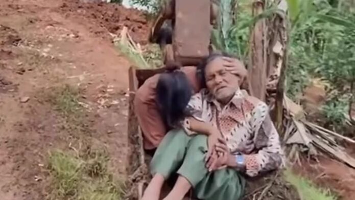 "Momen mengiris hati terjadi di Kabupaten Bandung. Seorang kakek sakit terpaksa dievakuasi di dalam 'bucket' alat berat karena jalan terputus. Doa tulus sang operator menyentuh hati warganet."