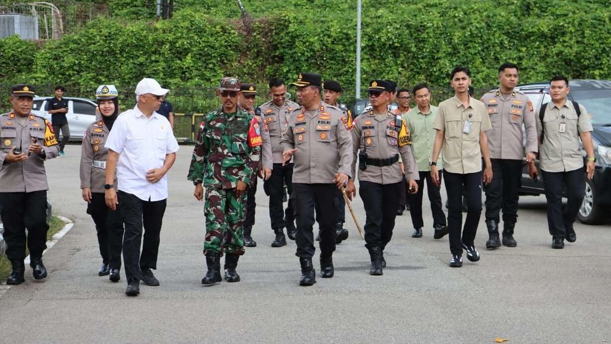 Rombongan Kompolnas didampingi Kapolres Sanggau saat meninjau aktivitas pelintas batas dan kesiapan personel di PLBN Entikong, Selasa (23/12/2025).