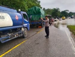 Kemacetan Mengular Akibat Jalan Sosok–Bodok Terendam Banjir