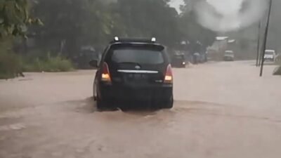 Kondisi arus lalu lintas yang lumpuh akibat genangan banjir setinggi lutut orang dewasa di Jalan Raya Sosok, Kecamatan Tayan Hulu, Kabupaten Sanggau, Senin (8/12/2025).
