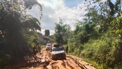 Ilustrasi kondisi infrastruktur di wilayah pedalaman. Warga Kecamatan Kayan Hilir, Kabupaten Sintang, mengeluhkan akses jalan yang buruk hingga menyulitkan evakuasi orang sakit.