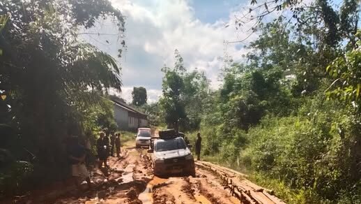 Ilustrasi kondisi infrastruktur di wilayah pedalaman. Warga Kecamatan Kayan Hilir, Kabupaten Sintang, mengeluhkan akses jalan yang buruk hingga menyulitkan evakuasi orang sakit.