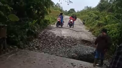 Kondisi Jalan Poros Kecamatan Dedai, Kabupaten Sintang, yang nyaris putus akibat tanah longsor dan lubang menganga, menyulitkan kendaraan roda empat dan aktivitas warga, Selasa (9/12/2025).
