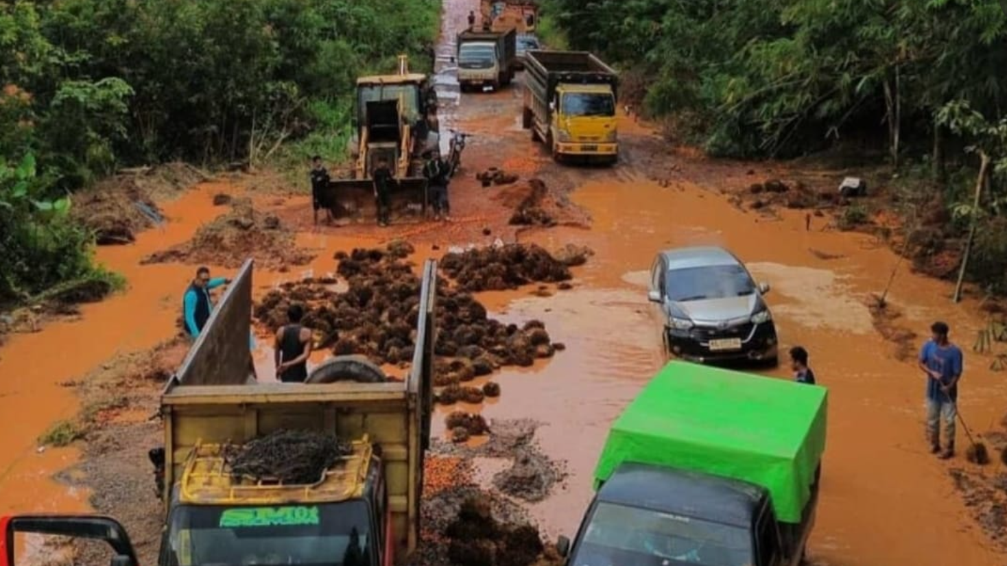 Kondisi jalan yang rusak parah dan berlumpur di salah satu ruas jalan provinsi di Ketapang, menghambat mobilitas truk angkutan dan kendaraan pribadi warga. (Dok. Ist)
