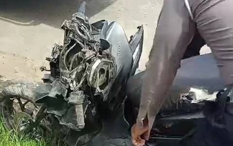 Petugas kepolisian memeriksa kondisi sepeda motor yang hancur usai terlibat kecelakaan dengan truk trailer di depan Pelabuhan Dwikora Pontianak, Jumat (19/12/2025).