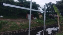 Kondisi terkini salah satu titik ruas jalan paralel di kawasan Jalan Ampera, Pontianak, yang pengerjaannya terhenti dan kini ditumbuhi semak belukar.