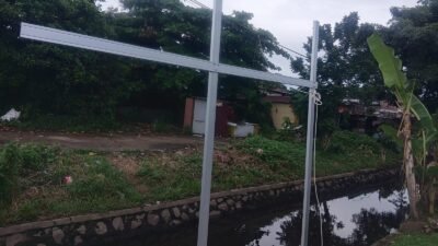 Kondisi terkini salah satu titik ruas jalan paralel di kawasan Jalan Ampera, Pontianak, yang pengerjaannya terhenti dan kini ditumbuhi semak belukar.