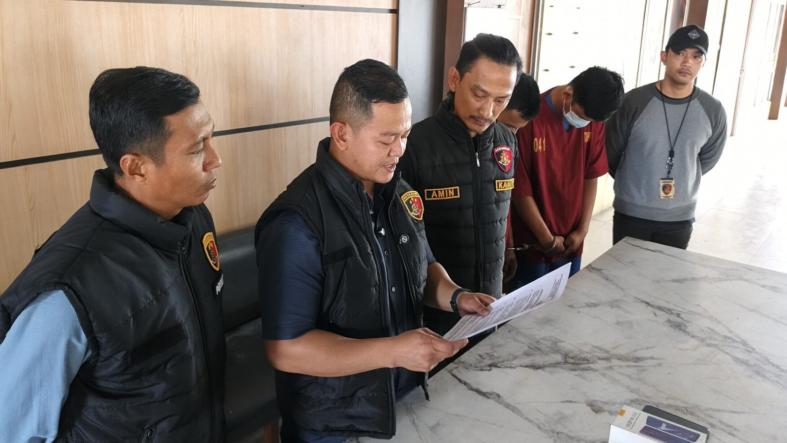 Kanit PPA Satreskrim Polresta Pontianak, Ipda Haris Caisaria, saat memberikan keterangan pers terkait pengungkapan kasus pencurian spesialis rumah ibadah, Jumat (26/12).