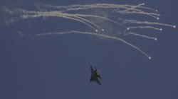 "Ketegangan Asia memuncak. Jet tempur China arahkan radar kendali tembak ke pesawat Jepang di Okinawa. Menhan Jepang protes keras. Simak kronologinya."