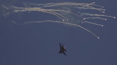 "Ketegangan Asia memuncak. Jet tempur China arahkan radar kendali tembak ke pesawat Jepang di Okinawa. Menhan Jepang protes keras. Simak kronologinya."