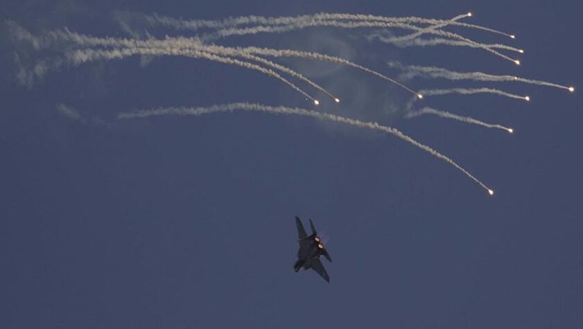 "Ketegangan Asia memuncak. Jet tempur China arahkan radar kendali tembak ke pesawat Jepang di Okinawa. Menhan Jepang protes keras. Simak kronologinya."