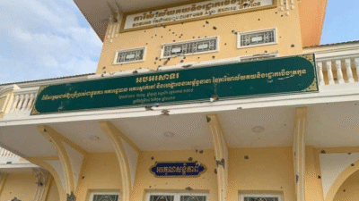 Gedung Bea Cukai Kamboja di pos perbatasan Boeung Trorkuon penuh lubang bekas tembakan akibat serangan militer Thailand. (Dok. Ist)