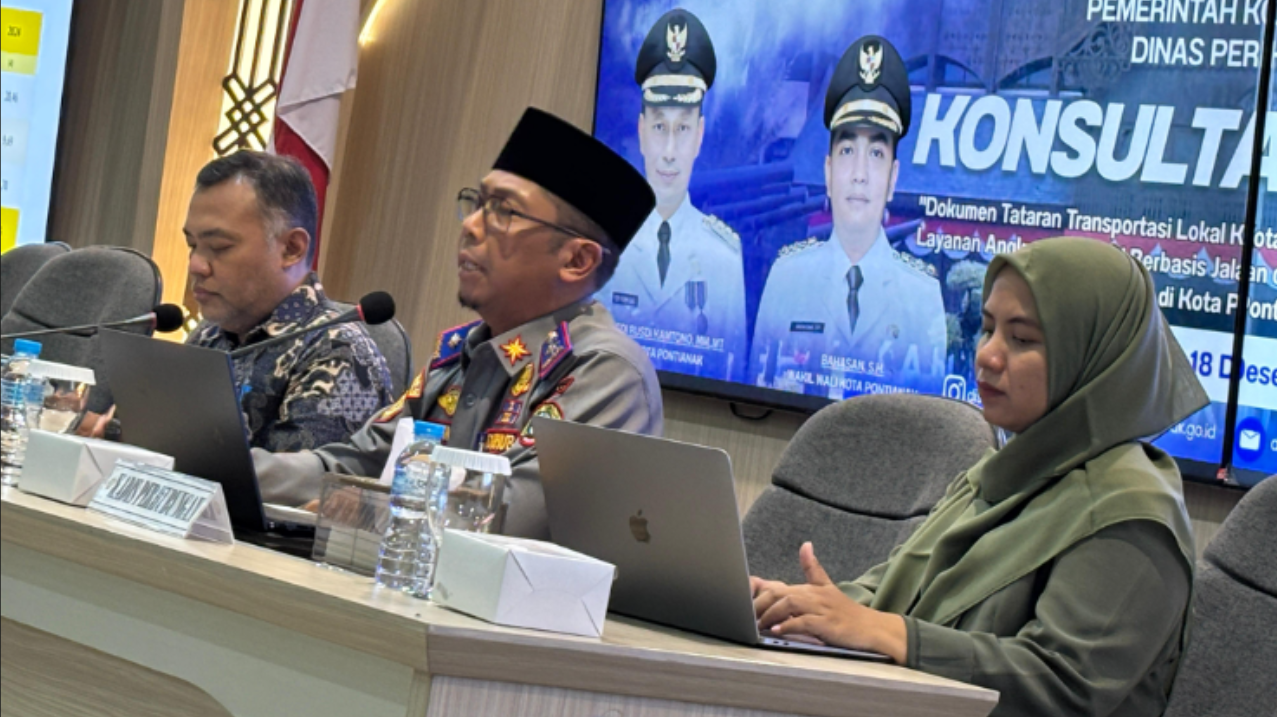 Suasana Konsultasi Publik Persiapan Layanan Angkutan Massal Berbasis Jalan yang dihadiri Sekretaris Daerah Kota Pontianak, Amirullah (tengah pakai peci), dan Kepala Dinas Perhubungan, Yuli Trisna Ibrahim (kiri), di Aula SSA Kantor Wali Kota, Kamis (18/12/2025). (Dok. HO/Faktakalbar.id)