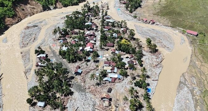 "Update terbaru BNPB mencatat korban meninggal akibat bencana banjir dan longsor di Sumatera mencapai 1.016 orang. Sebanyak 212 orang masih dinyatakan hilang."
