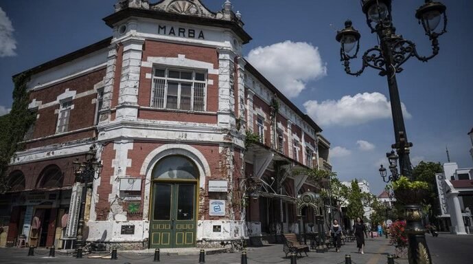"Ingin merasakan sensasi kembali ke masa lalu? Jelajahi 5 kota tua terindah di Indonesia ini yang menawarkan arsitektur klasik memukau dan nilai sejarah tinggi."