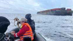 Personel TNI AL KRI Bung Hatta-370 menggunakan RHIB menyergap tongkang Prima Sejati 308 yang memuat nikel ilegal di Perairan Mandiodo. (Dok. Dispen TNI AL)