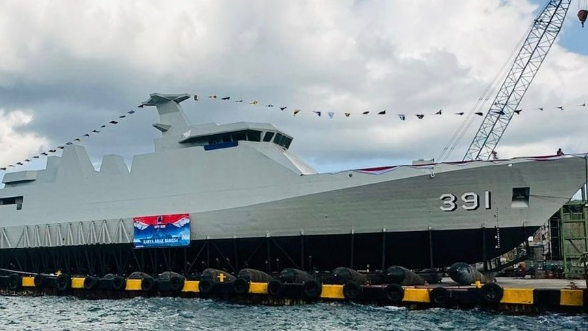 Penampakan gagah KRI Raja Haji Fisabilillah (391), kapal perang jenis Offshore Patrol Vessel (OPV) 90M buatan dalam negeri yang baru saja diluncurkan. Kapal ini mengusung nama pahlawan besar Riau yang pernah menjadi mimpi buruk penjajah Belanda. (Dok. Ist)