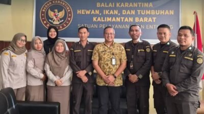 Jajaran Karantina Kalbar Satpel Entikong berfoto bersama Kepala Biro Hukum dan Humas Karantina Indonesia serta pimpinan Fakultas Ilmu Administrasi UI saat kunjungan kerja di PLBN Entikong, Rabu (24/12). (Dok. HO/Faktakalbar.id)