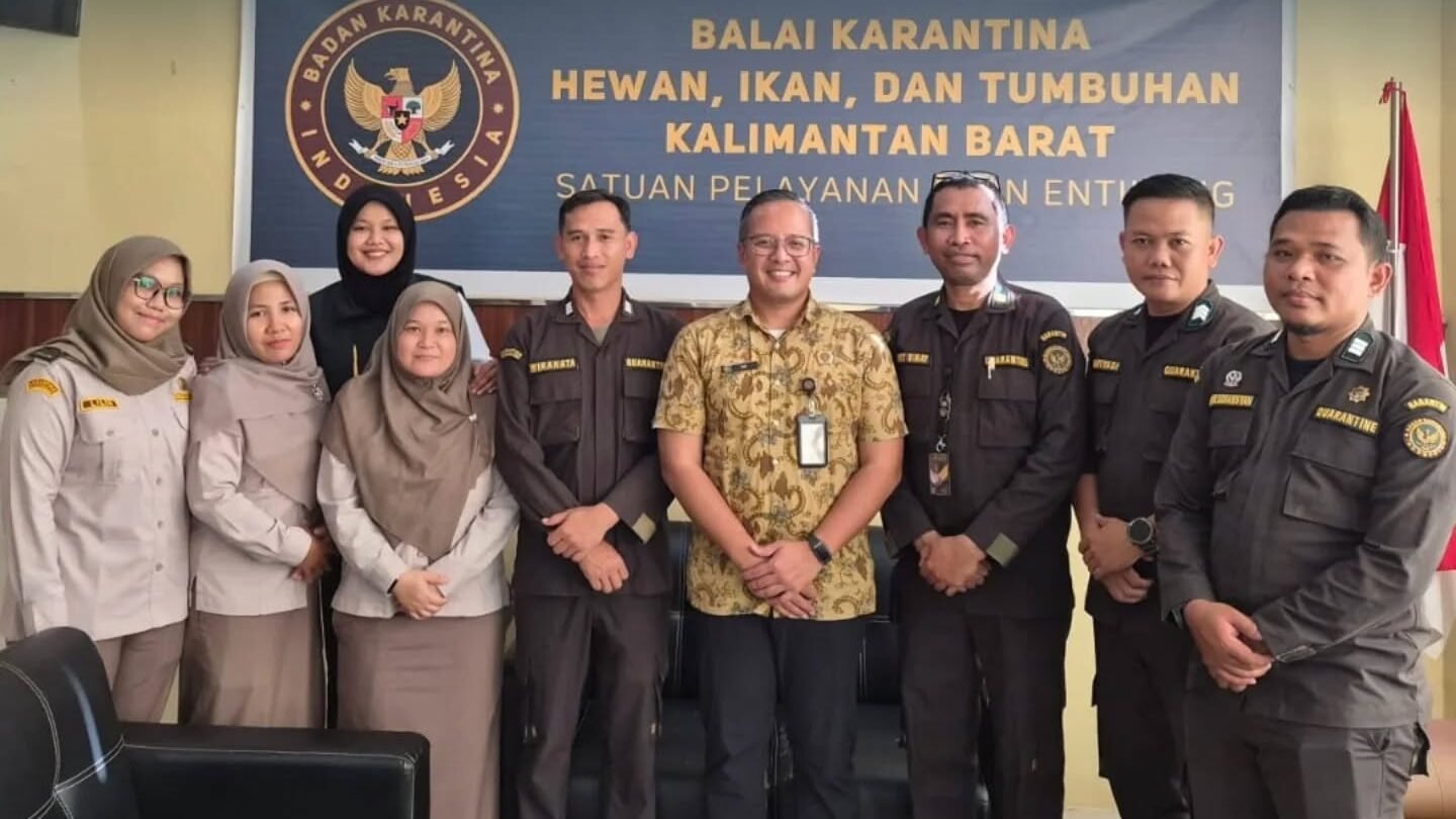 Jajaran Karantina Kalbar Satpel Entikong berfoto bersama Kepala Biro Hukum dan Humas Karantina Indonesia serta pimpinan Fakultas Ilmu Administrasi UI saat kunjungan kerja di PLBN Entikong, Rabu (24/12). (Dok. HO/Faktakalbar.id)