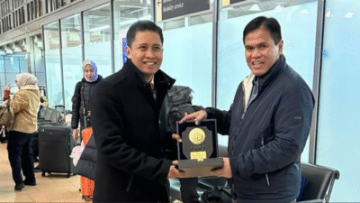 Delegasi Indonesia bertukar cinderamata dengan mitra kerja di Jerman dalam rangka kunjungan resmi modernisasi alutsista TNI AL. (Dok. Athan RI Berlin)