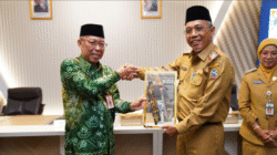 Sekda Kota Pontianak Amirullah menerima cenderamata dari Pj Sekda Kabupaten Balangan Sufrianor usai studi tiru Zona Integritas di Balai Kota. (Dok. HO/Faktakalbar.id)