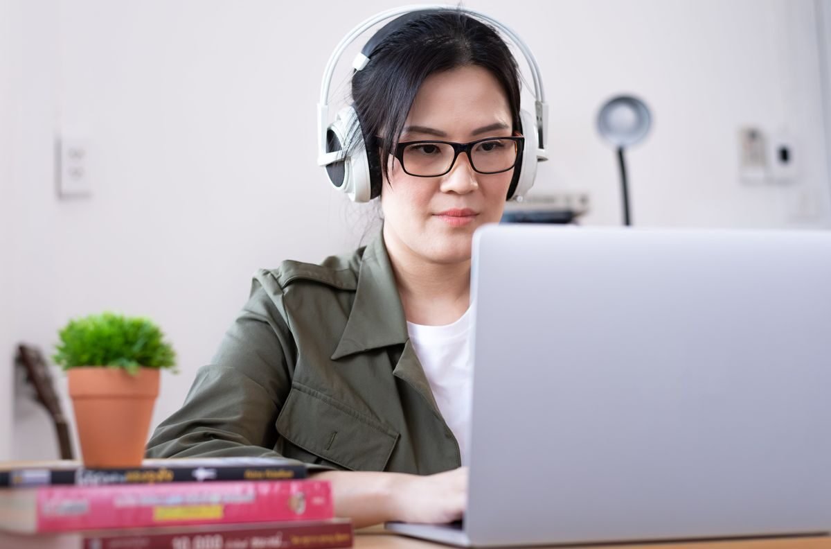 "Cari teman kerja yang asyik? Masukkan deretan lagu Timur ini ke playlist-mu. Ada 'Cinta Bikin Bodoh' dari Justy Aldrin yang melodinya bikin rileks dan fokus."