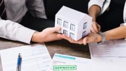 "Bingung mulai dari mana? Simak 6 langkah persiapan membeli rumah pertama agar tidak salah langkah. Mulai dari cek SLIK OJK hingga hitung biaya notaris."