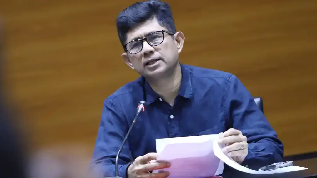 Laode M Syarif kritik SP3 kasus korupsi Aswad Sulaiman. Eks pimpinan KPK ini menilai bukti suap sudah cukup dan kerugian negara capai Rp 2,7 T.