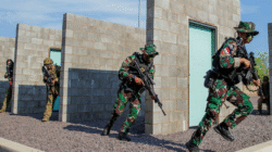 Prajurit TNI dan Angkatan Darat Australia (Royal Australian Regiment) melakukan simulasi pertempuran kota (urban assault) di fasilitas pelatihan Robertson Barracks, Darwin, dalam latihan bersama Wirra Jaya 2025. (Dok. Instagram/@penkostrad)