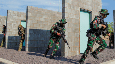 Prajurit TNI dan Angkatan Darat Australia (Royal Australian Regiment) melakukan simulasi pertempuran kota (urban assault) di fasilitas pelatihan Robertson Barracks, Darwin, dalam latihan bersama Wirra Jaya 2025. (Dok. Instagram/@penkostrad)