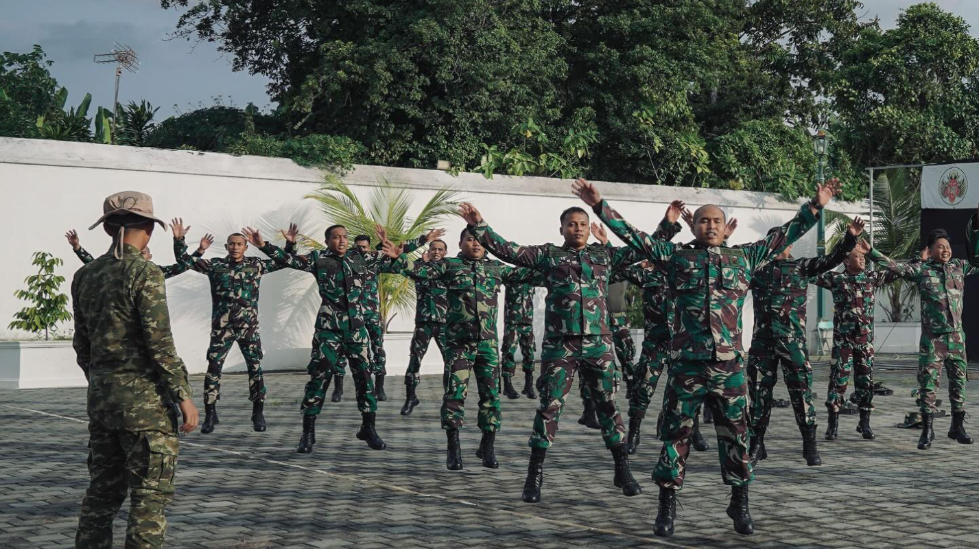 Suasana latihan fisik para Abdi Dalem Kaprajan berkualifikasi Komcad di Sasana Gladhen Kaprajuritan Bangsal Kamandungan Kidul, Keraton Yogyakarta, Sabtu (13/12). (Dok. Facebook/Kraton Jogja)