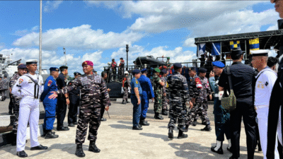 Personel TNI AL bersiaga dalam Latihan Operasi Pengamanan Objek Vital Nasional Strategis yang digelar di perairan Sungai Kapuas, Pontianak, Kamis (18/12/2025). (Dok. Faktakalbar.id)