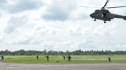 Helikopter Super Puma TNI AU dan pasukan Kopasgat melakukan simulasi evakuasi tempur dalam Latihan SAR Semester II di Lanud Supadio Kubu Raya. (Dok. HO/Faktakalbar.id)