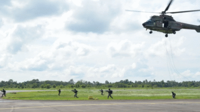 Helikopter Super Puma TNI AU dan pasukan Kopasgat melakukan simulasi evakuasi tempur dalam Latihan SAR Semester II di Lanud Supadio Kubu Raya. (Dok. HO/Faktakalbar.id)