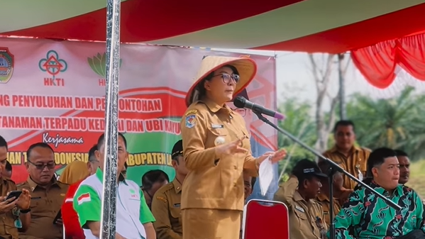 Pejabat pemerintah Kabupaten Landak saat memberikan sambutan dalam acara Launching Penyuluhan dan Percontohan Pengelolaan Tanaman Terpadu oleh DPK HKTI Landak di Jelimpo. (Dok. HO/Faktakalbar.id)