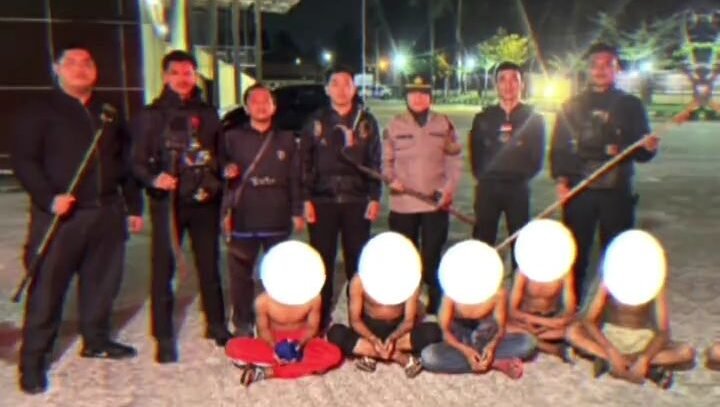Tim Enggang Polresta Pontianak dan Tim Gerak Cepat (TGC) saat mengamankan lima remaja beserta barang bukti senjata tajam jenis celurit dan stik golf di Jalan Karya Baru, Jumat (5/12/2025).