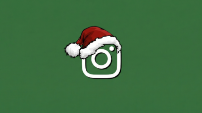 Ilustrasi - Logo media sosial Instagram dengan ornamen topi Santa. (Dok. Ist)