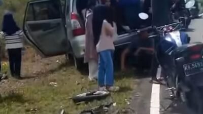 lokasi jalan raya di kawasan Sajingan Besar, Kabupaten Sambas, tempat terjadinya insiden kecelakaan lalu lintas, Minggu (28/12/2025).