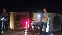 Kondisi sepeda motor korban yang mengalami kerusakan parah usai menabrak gorong-gorong di Jalan Lintas Selatan, Kecamatan Mentebah, Kabupaten Kapuas Hulu, Minggu (7/12/2025).