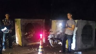 Kondisi sepeda motor korban yang mengalami kerusakan parah usai menabrak gorong-gorong di Jalan Lintas Selatan, Kecamatan Mentebah, Kabupaten Kapuas Hulu, Minggu (7/12/2025).