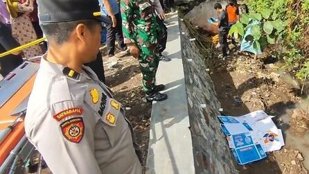 Lokasi penemuan jasad korban di parit Jalan Raya Purwosari–Wonorejo yang menjadi titik awal pengungkapan kasus, Selasa (16/12/2025).