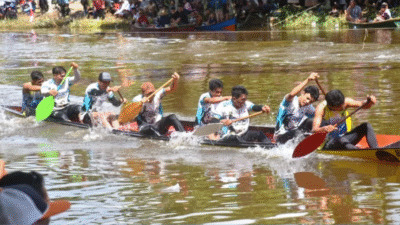 Aksi seru para pendayung memacu sampan bidar dalam lomba di Desa Jeruju Besar, Kubu Raya. Bupati Sujiwo janjikan hadiah Rp50 juta untuk tahun depan. (Dok. HO/Faktakalbar.id)